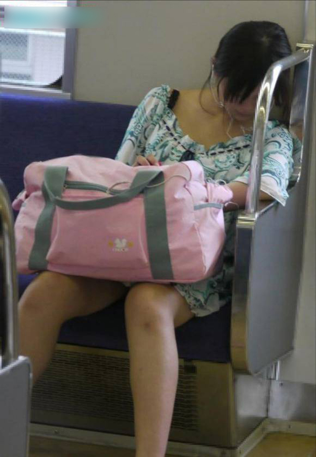 居眠り姫のパンチラは電車の中で014
