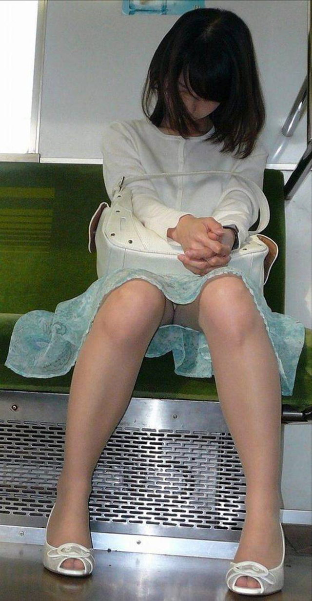 居眠り姫のパンチラは電車の中で015