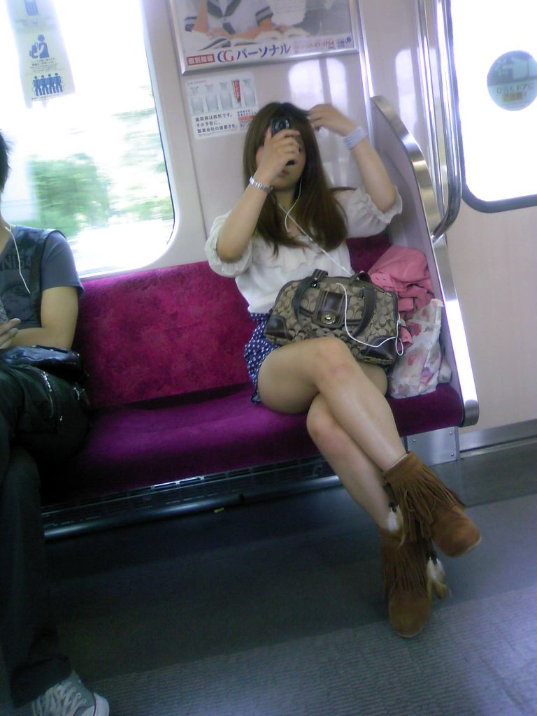 電車でお股くぱぁしてるOLやJKの画像012