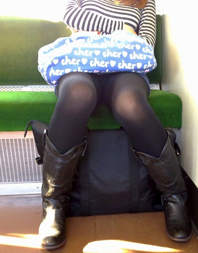 通勤中に見れた卑猥な素人のパンチラ016