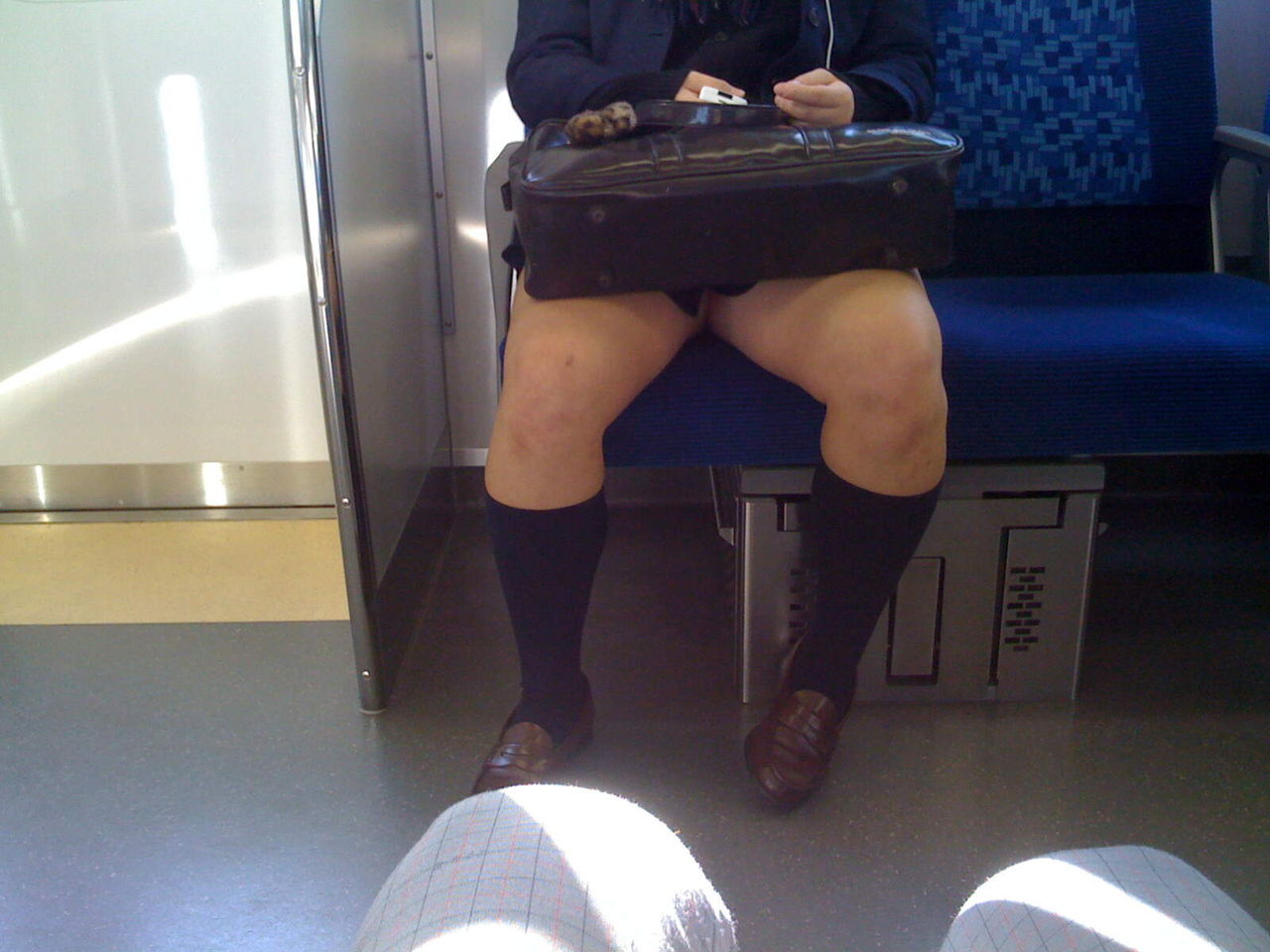 通勤中に見れた卑猥な素人のパンチラ021