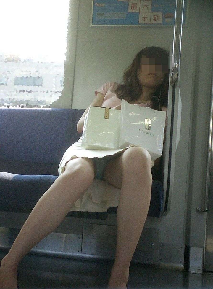 電車で対面ミニスカ女子がスマホ弄りや居眠りで開脚パンチラ005