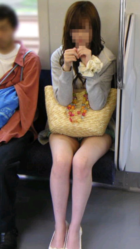 電車で対面ミニスカ女子がスマホ弄りや居眠りで開脚パンチラ006