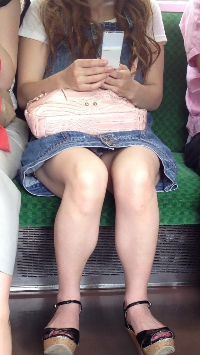 電車で対面ミニスカ女子がスマホ弄りや居眠りで開脚パンチラ014