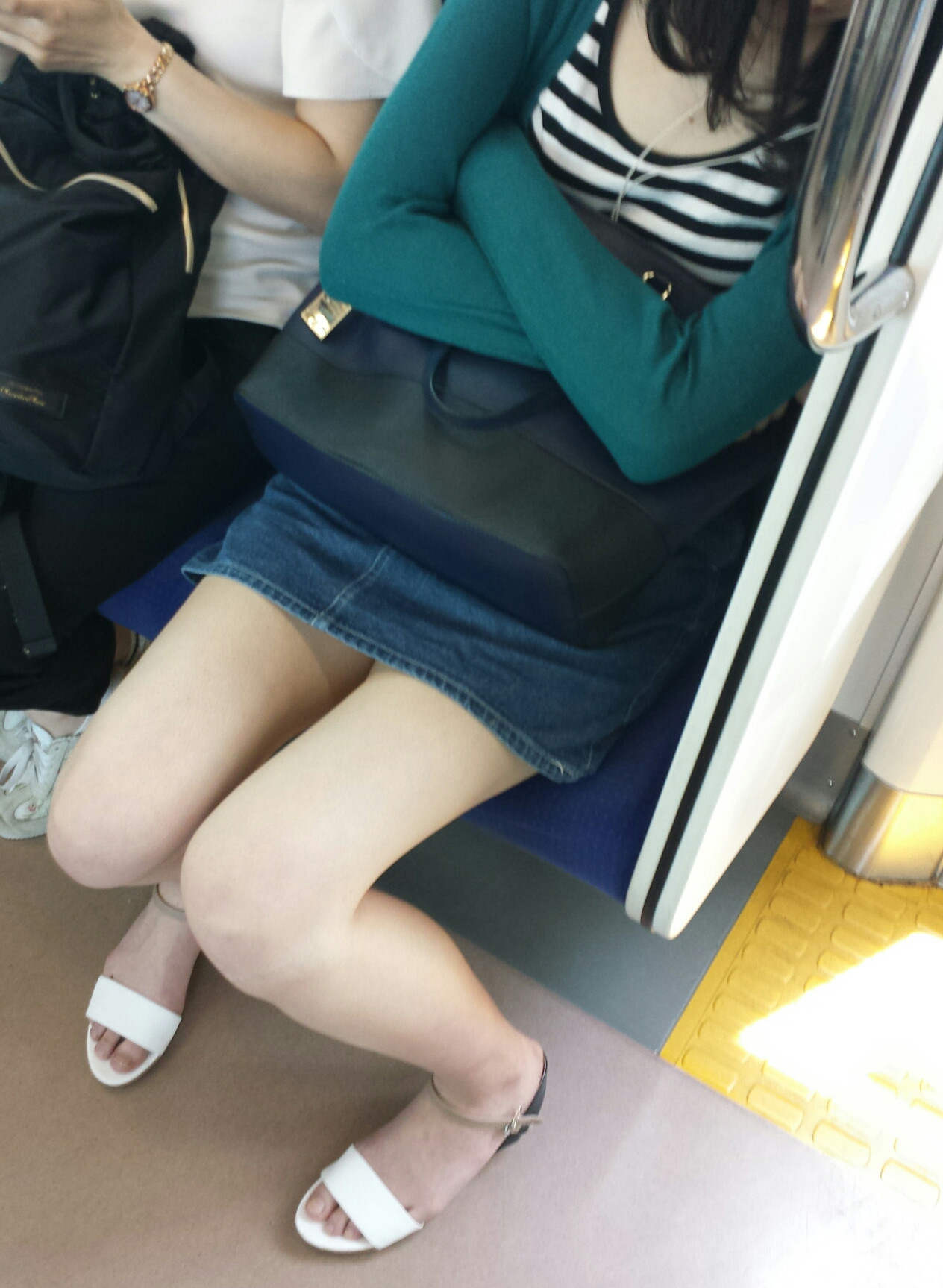 電車内盗撮 : 可愛子ちゃんたちの太ももエロ画像！ (47枚)008