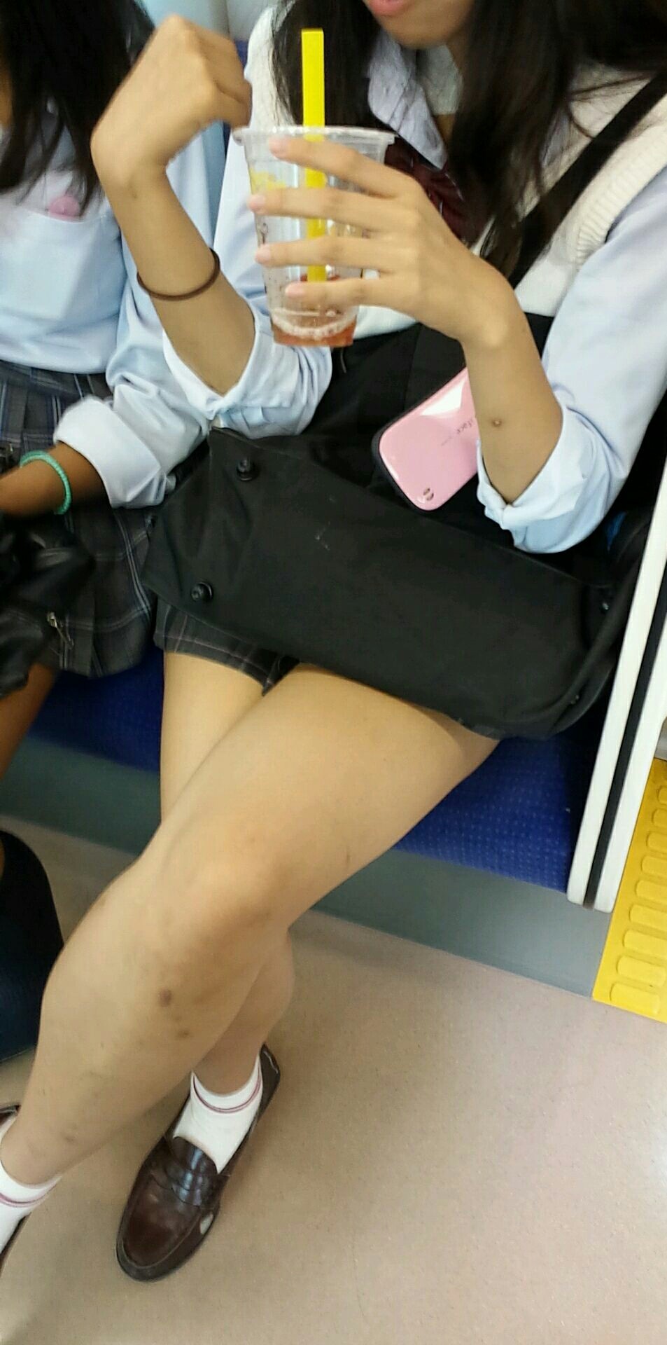 電車内盗撮 : 可愛子ちゃんたちの太ももエロ画像！ (47枚)018