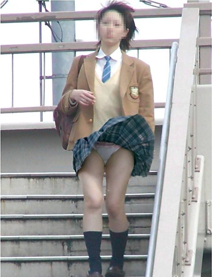 女子高生のスカートひらりひるがえす風パンチラ001
