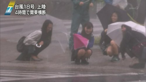 台風 パンチラ画像!生中継JK・女子アナの生足にエロい太もも♡ニュース報道よりもパンツが気になるぜ!!002枚目