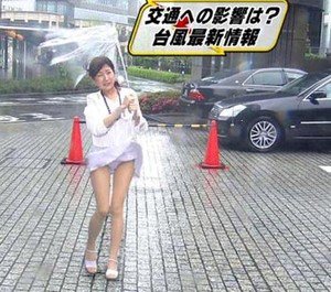 台風 パンチラ画像!生中継JK・女子アナの生足にエロい太もも♡ニュース報道よりもパンツが気になるぜ!!007枚目