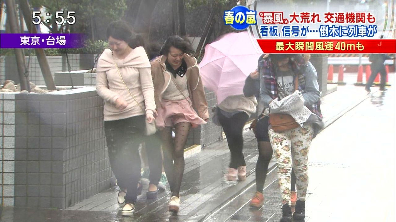 台風 パンチラ画像!生中継JK・女子アナの生足にエロい太もも♡ニュース報道よりもパンツが気になるぜ!!011枚目