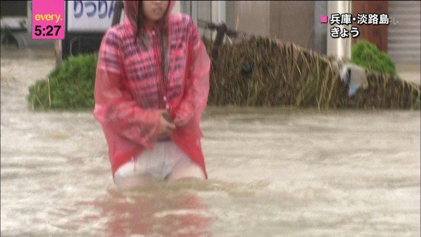 台風 パンチラ画像!生中継JK・女子アナの生足にエロい太もも♡ニュース報道よりもパンツが気になるぜ!!012枚目