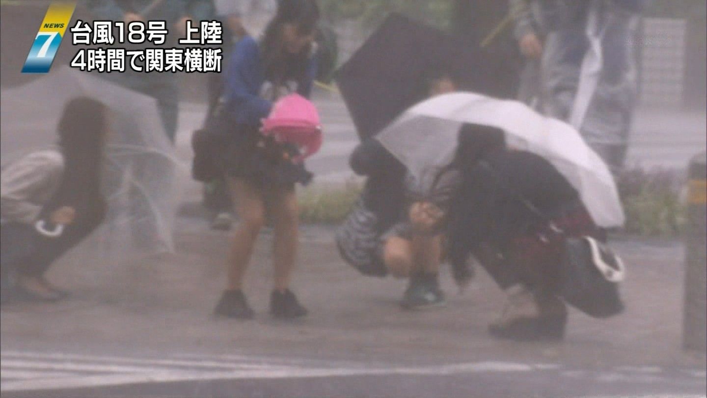 台風 パンチラ画像!生中継JK・女子アナの生足にエロい太もも♡ニュース報道よりもパンツが気になるぜ!!013枚目