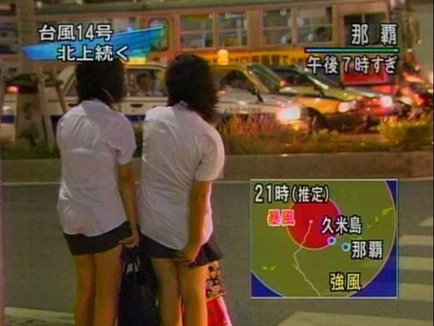 台風 パンチラ画像!生中継JK・女子アナの生足にエロい太もも♡ニュース報道よりもパンツが気になるぜ!!014枚目