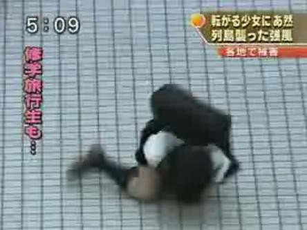 台風 パンチラ画像!生中継JK・女子アナの生足にエロい太もも♡ニュース報道よりもパンツが気になるぜ!!017枚目