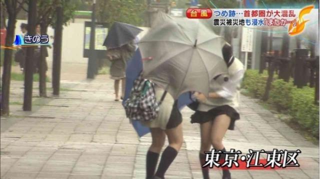 台風 パンチラ画像!生中継JK・女子アナの生足にエロい太もも♡ニュース報道よりもパンツが気になるぜ!!019枚目