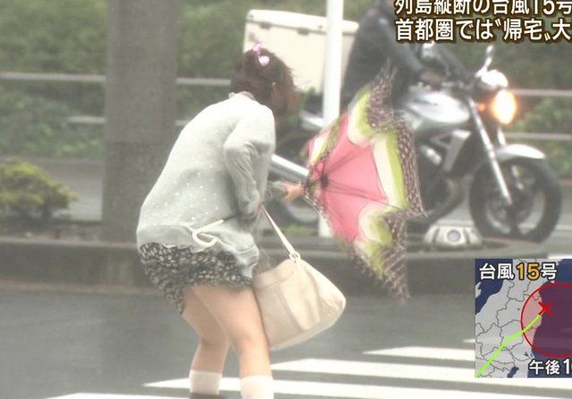 台風 パンチラ画像!生中継JK・女子アナの生足にエロい太もも♡ニュース報道よりもパンツが気になるぜ!!027枚目