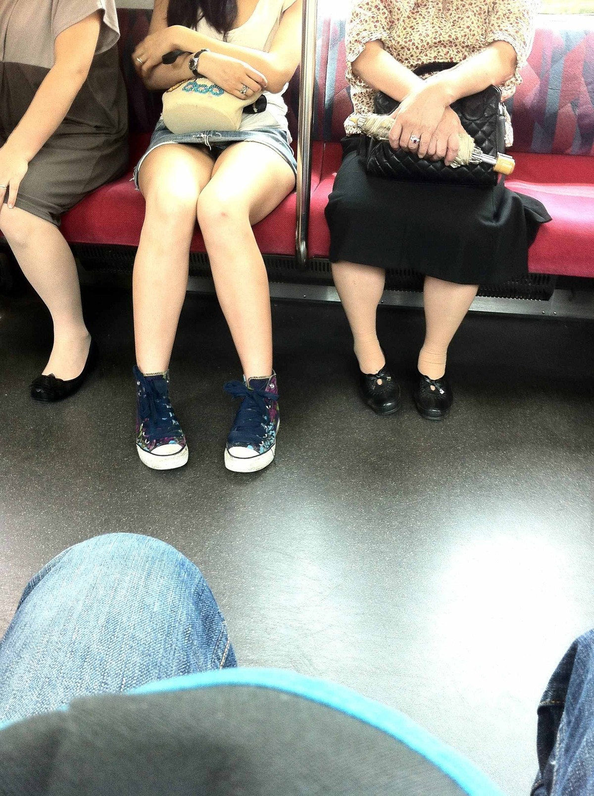 電車で可愛いお嬢さんがいたのでコッソリとパンチラ撮影を試みたら・・・005