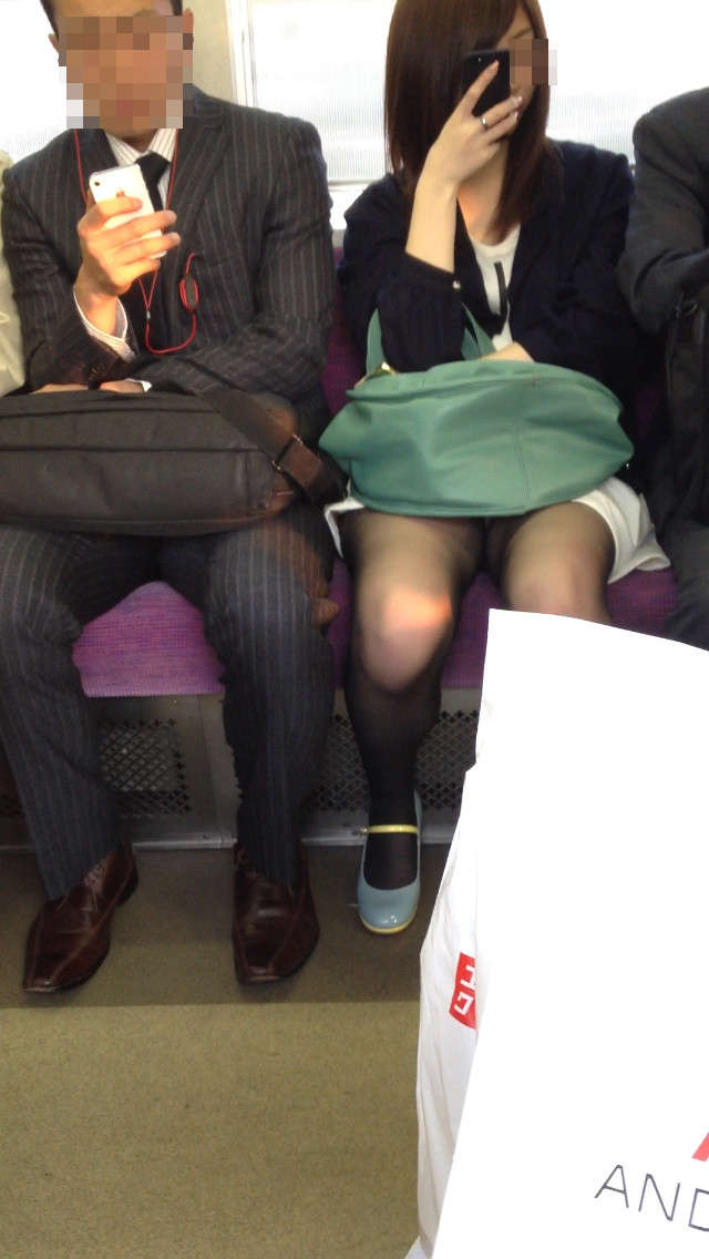 電車で可愛いお嬢さんがいたのでコッソリとパンチラ撮影を試みたら・・・013