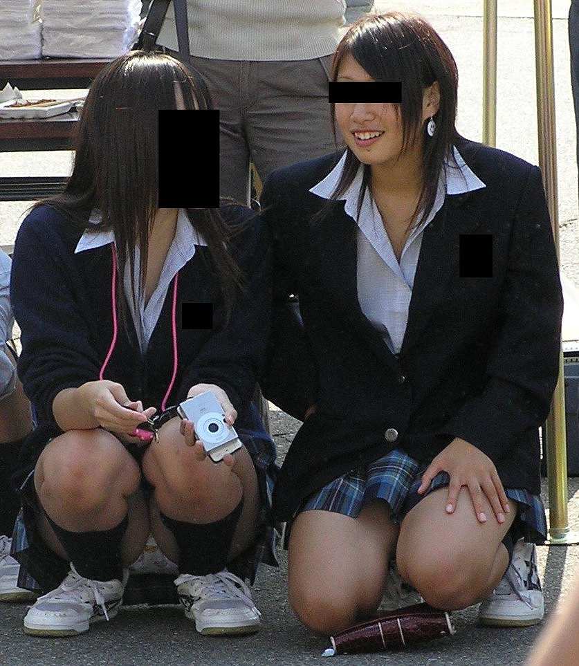 高校生　しゃがみ　パンチラ 