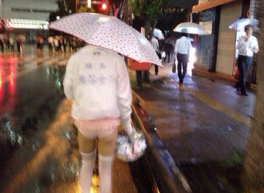 傘を持ってパンチラしている女の子を俺の立派な傘で股間を突き刺したいねｗｗｗｗ001