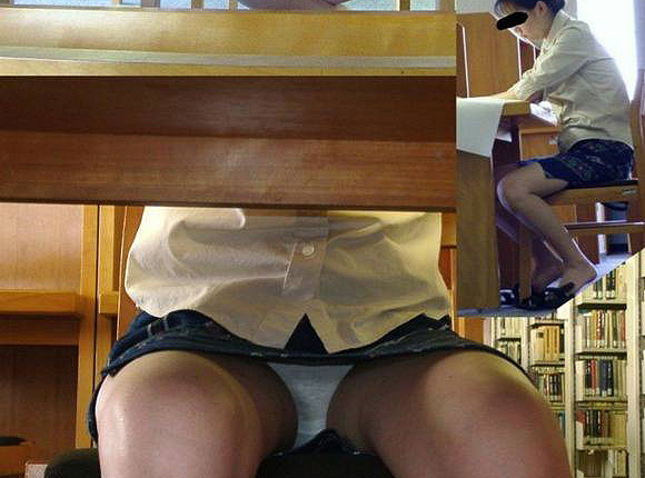 図書館 パンチラ盗撮画像！無音の中でパンツにご対面♡ずっと眺めておきたくなるぜ!!002