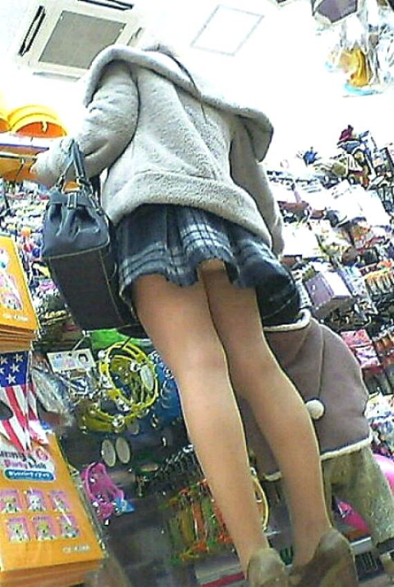 ショッピングモール パンチラ画像!逆さ撮り・しゃがみで見えてるリアルなパンツをまとめてみたぜ!!028