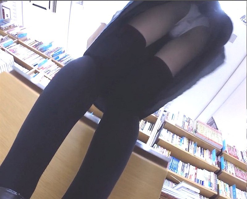 ショッピングモール パンチラ画像!逆さ撮り・しゃがみで見えてるリアルなパンツをまとめてみたぜ!!041
