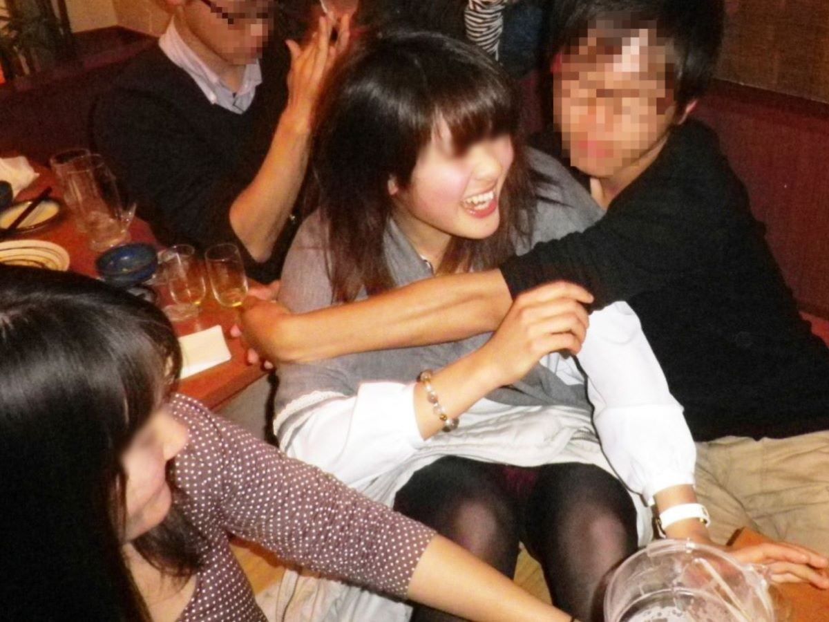 飲み会 パンチラエロ画像だぜ!居酒屋・カラオケなどなど泥酔女子の股間がダダ開き状態です♡001