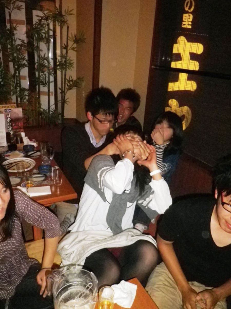 飲み会 パンチラエロ画像だぜ!居酒屋・カラオケなどなど泥酔女子の股間がダダ開き状態です♡003