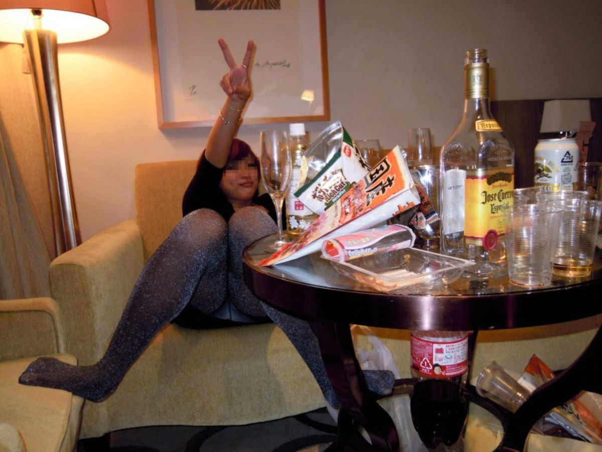 飲み会 パンチラエロ画像だぜ!居酒屋・カラオケなどなど泥酔女子の股間がダダ開き状態です♡005