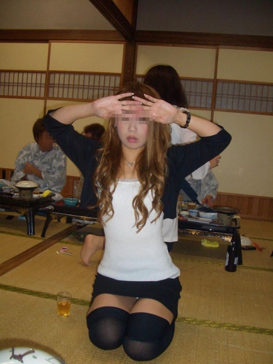 飲み会 パンチラエロ画像だぜ!居酒屋・カラオケなどなど泥酔女子の股間がダダ開き状態です♡006
