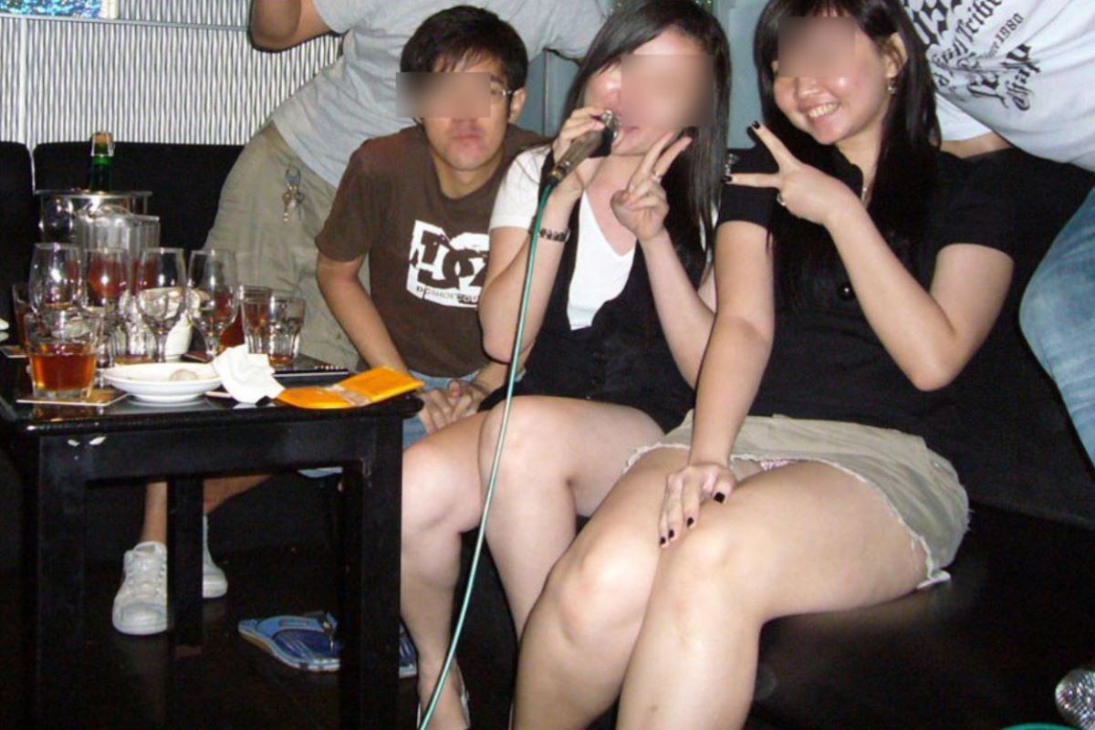 飲み会 パンチラエロ画像だぜ!居酒屋・カラオケなどなど泥酔女子の股間がダダ開き状態です♡011