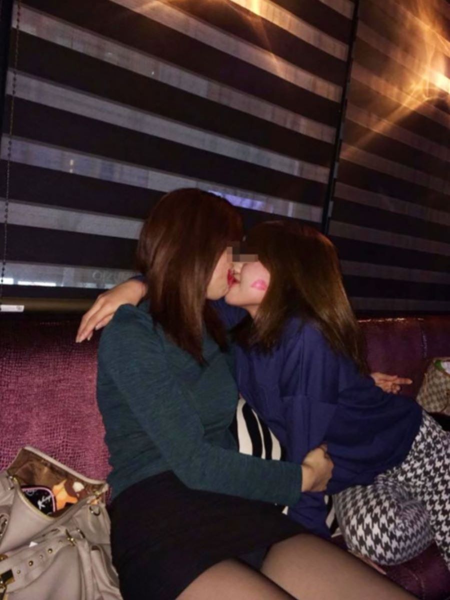 飲み会 パンチラエロ画像だぜ!居酒屋・カラオケなどなど泥酔女子の股間がダダ開き状態です♡013