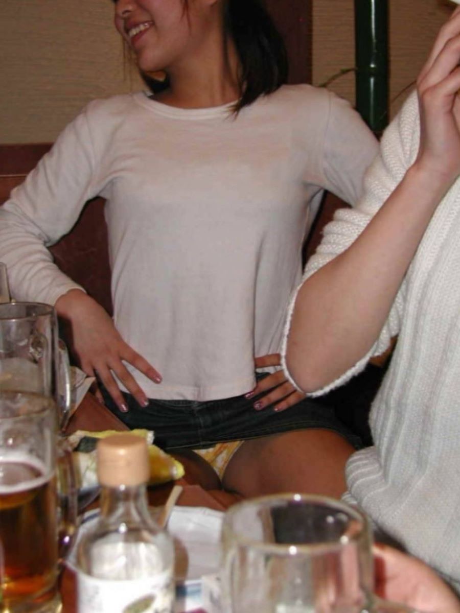 飲み会 パンチラエロ画像だぜ!居酒屋・カラオケなどなど泥酔女子の股間がダダ開き状態です♡016