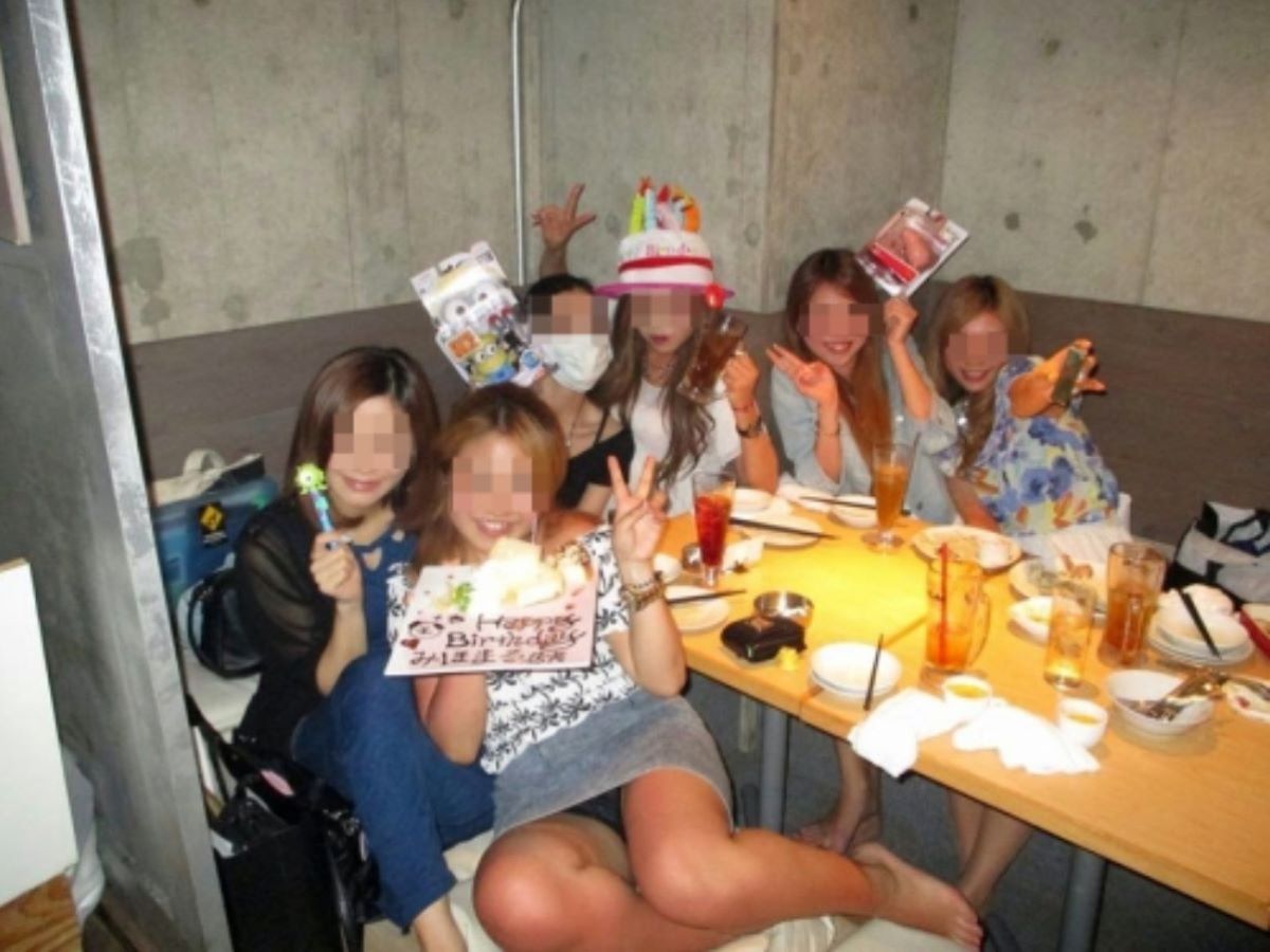 飲み会 パンチラエロ画像だぜ!居酒屋・カラオケなどなど泥酔女子の股間がダダ開き状態です♡021