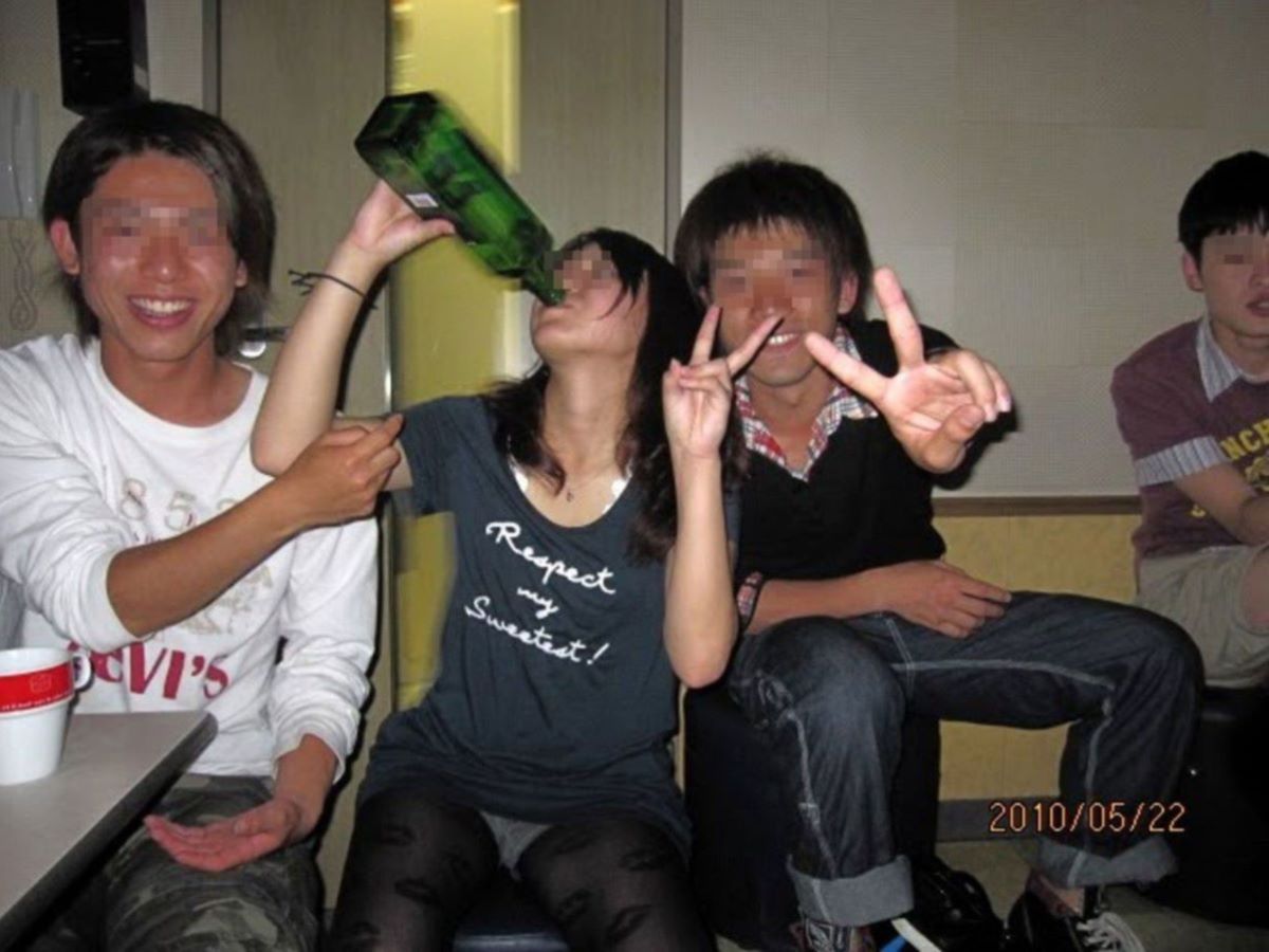 飲み会 パンチラエロ画像だぜ!居酒屋・カラオケなどなど泥酔女子の股間がダダ開き状態です♡022