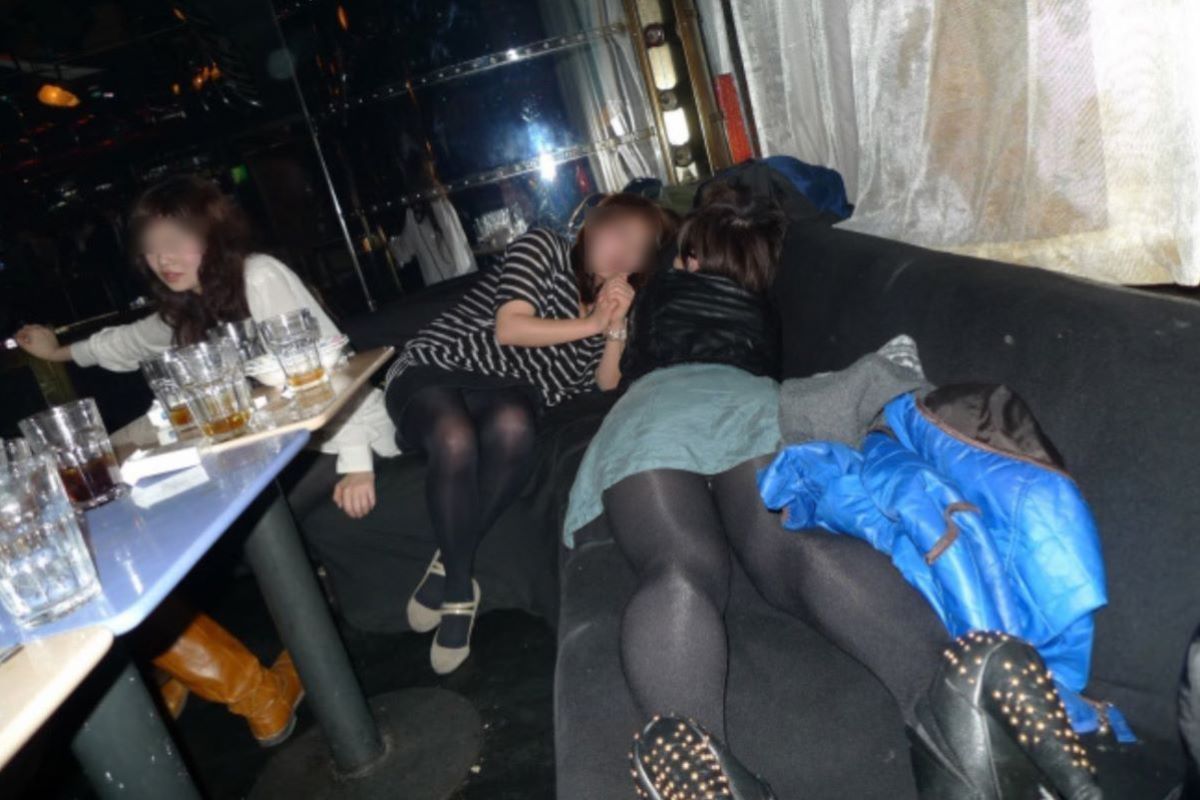 飲み会 パンチラエロ画像だぜ!居酒屋・カラオケなどなど泥酔女子の股間がダダ開き状態です♡028