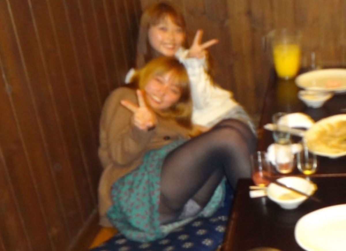 飲み会 パンチラエロ画像だぜ!居酒屋・カラオケなどなど泥酔女子の股間がダダ開き状態です♡031