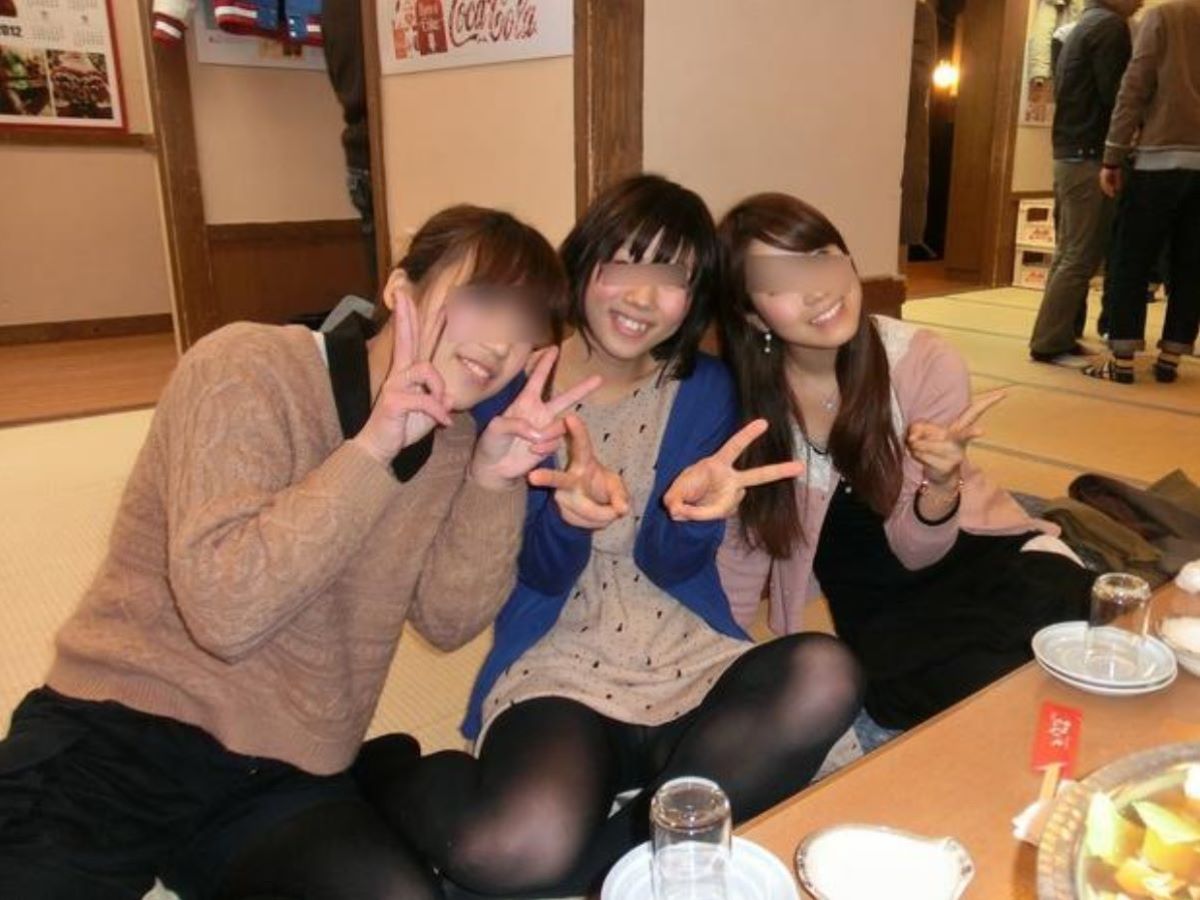 飲み会 パンチラエロ画像だぜ!居酒屋・カラオケなどなど泥酔女子の股間がダダ開き状態です♡034