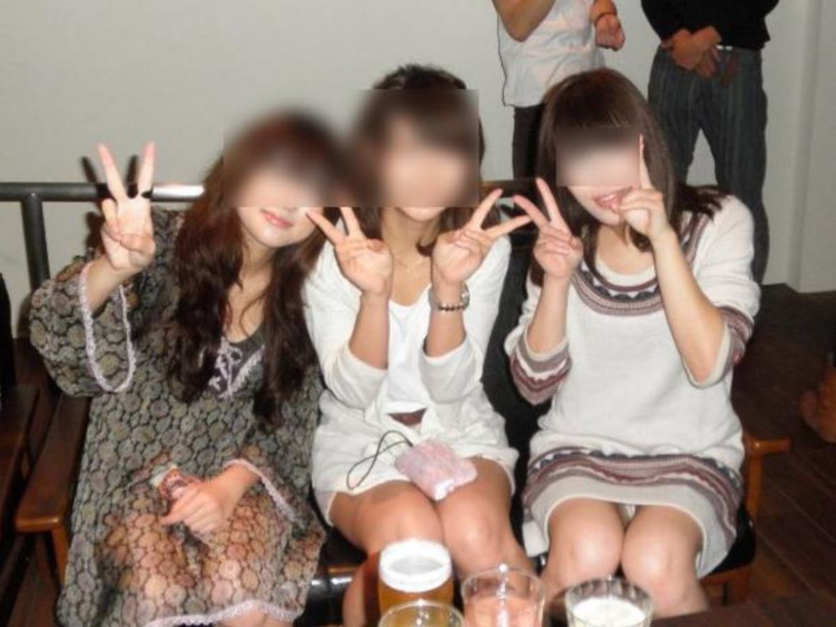 飲み会 パンチラエロ画像だぜ!居酒屋・カラオケなどなど泥酔女子の股間がダダ開き状態です♡036