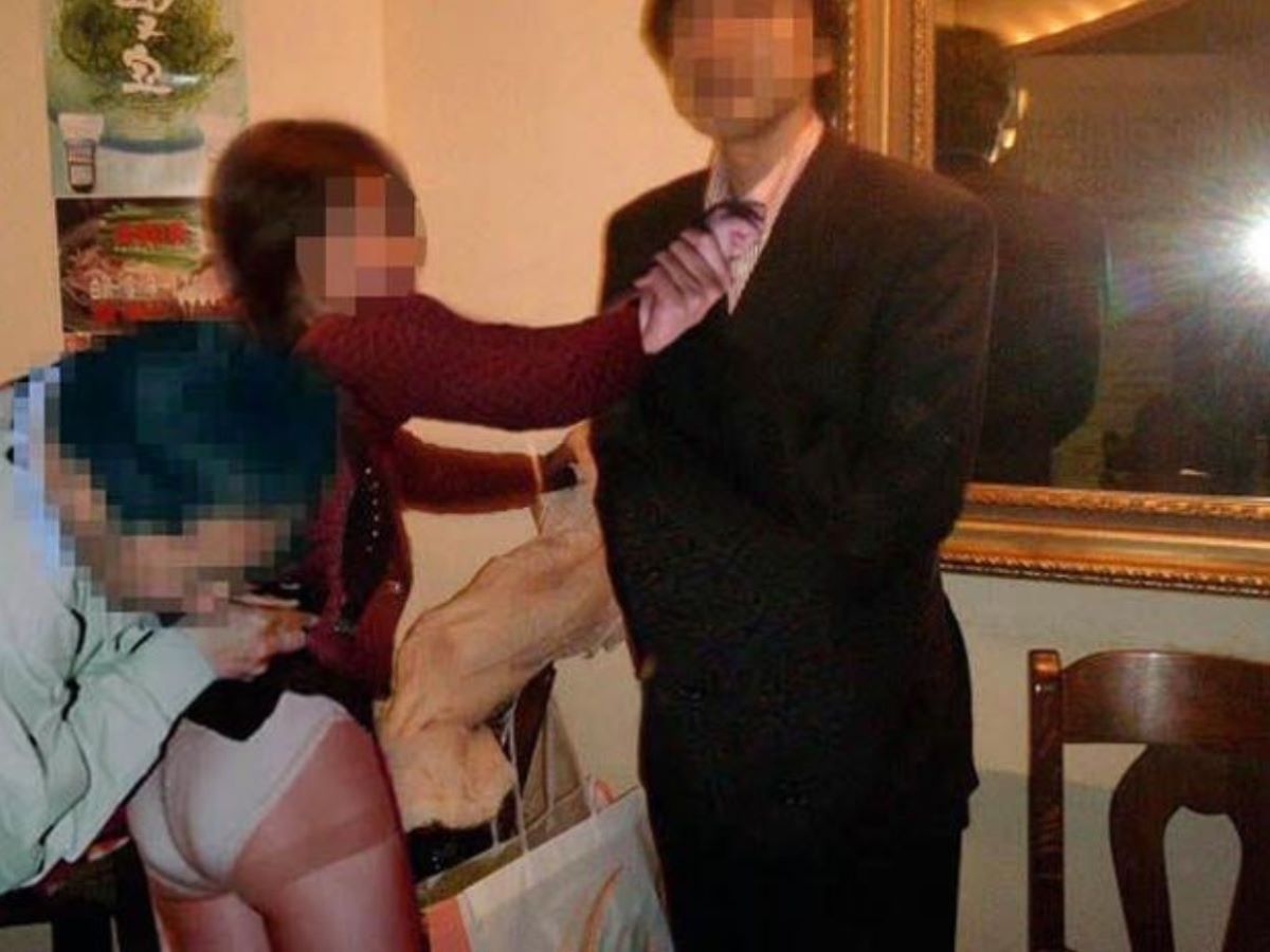 飲み会 パンチラエロ画像だぜ!居酒屋・カラオケなどなど泥酔女子の股間がダダ開き状態です♡037