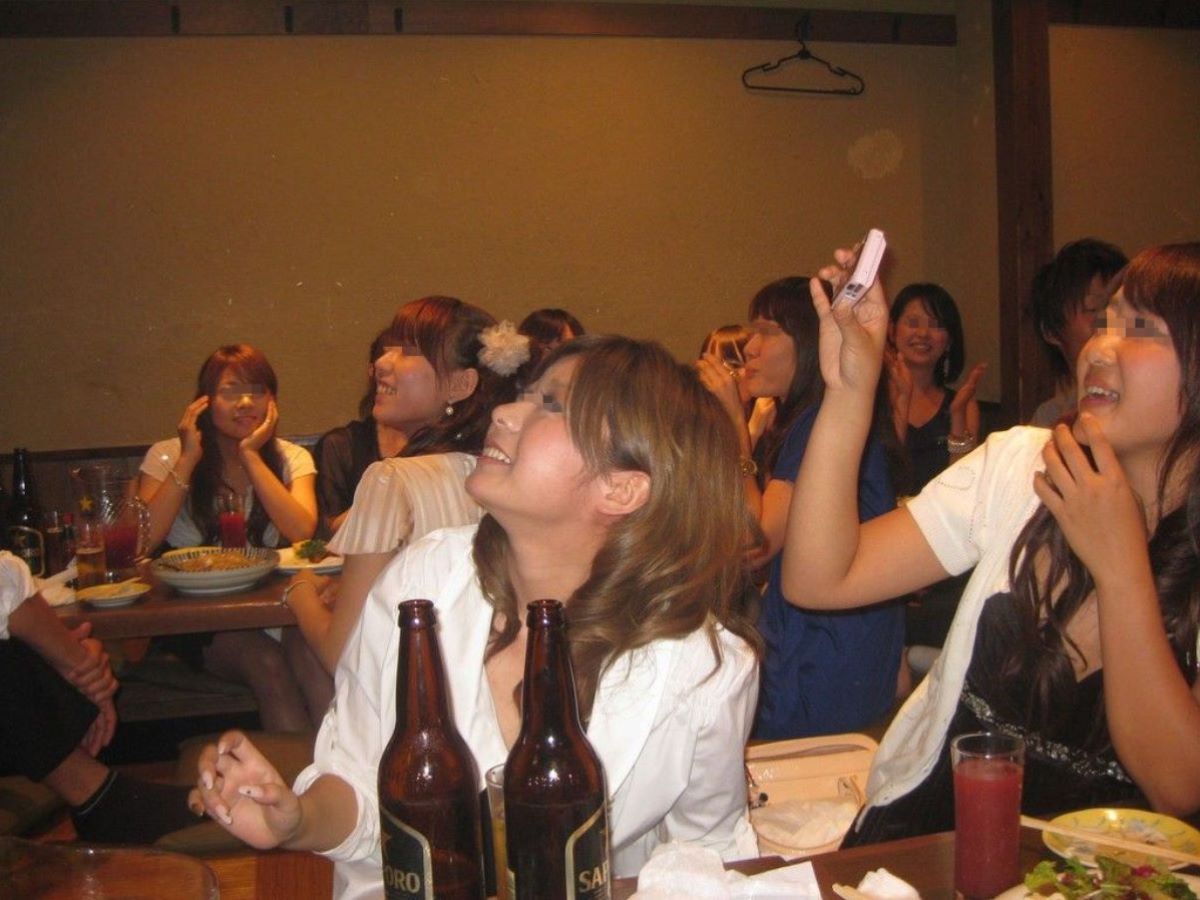 飲み会 パンチラエロ画像だぜ!居酒屋・カラオケなどなど泥酔女子の股間がダダ開き状態です♡041