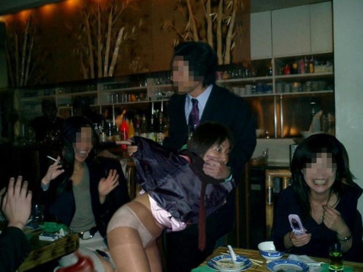 飲み会 パンチラエロ画像だぜ!居酒屋・カラオケなどなど泥酔女子の股間がダダ開き状態です♡042