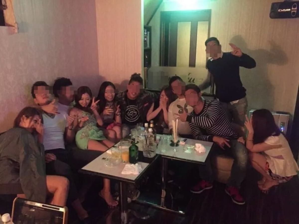 飲み会 パンチラエロ画像だぜ!居酒屋・カラオケなどなど泥酔女子の股間がダダ開き状態です♡047