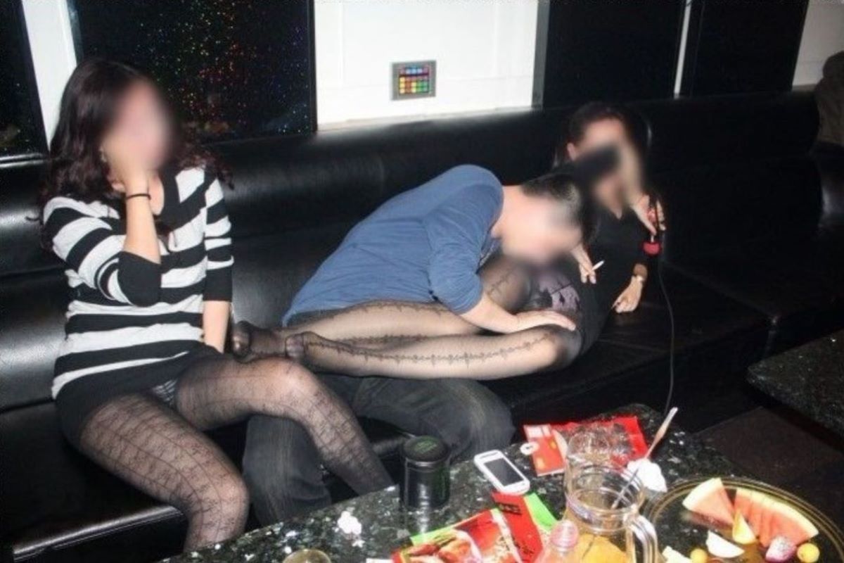 飲み会 パンチラエロ画像だぜ!居酒屋・カラオケなどなど泥酔女子の股間がダダ開き状態です♡048