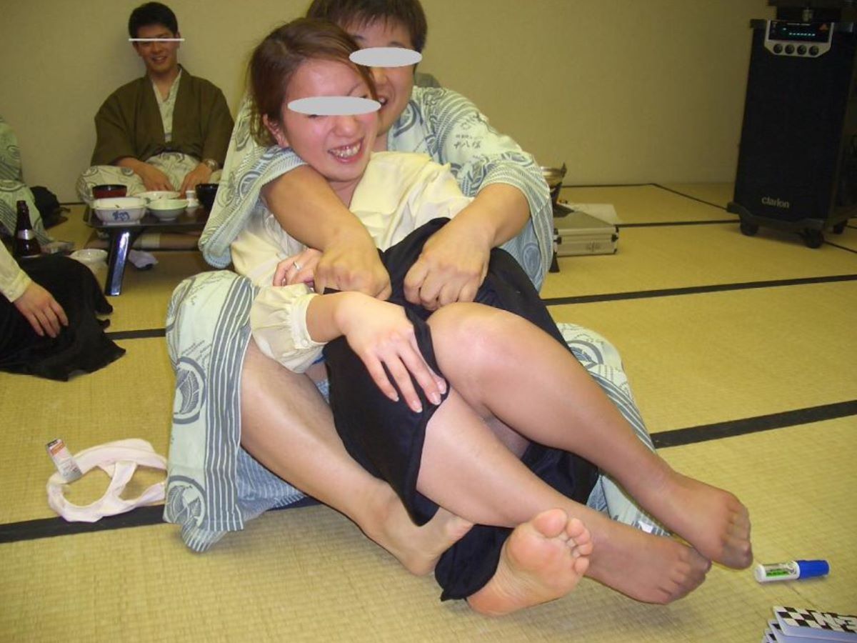 飲み会 パンチラエロ画像だぜ!居酒屋・カラオケなどなど泥酔女子の股間がダダ開き状態です♡054