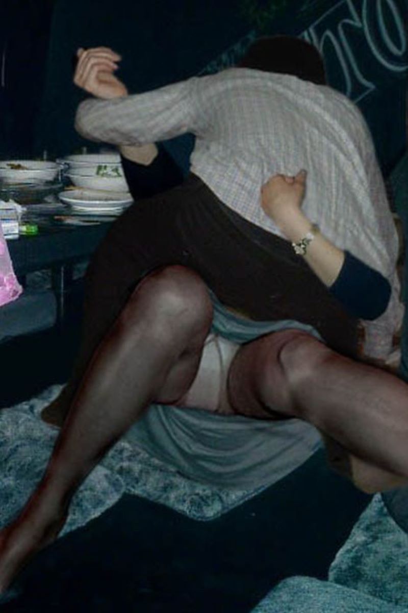 飲み会 パンチラエロ画像だぜ!居酒屋・カラオケなどなど泥酔女子の股間がダダ開き状態です♡063