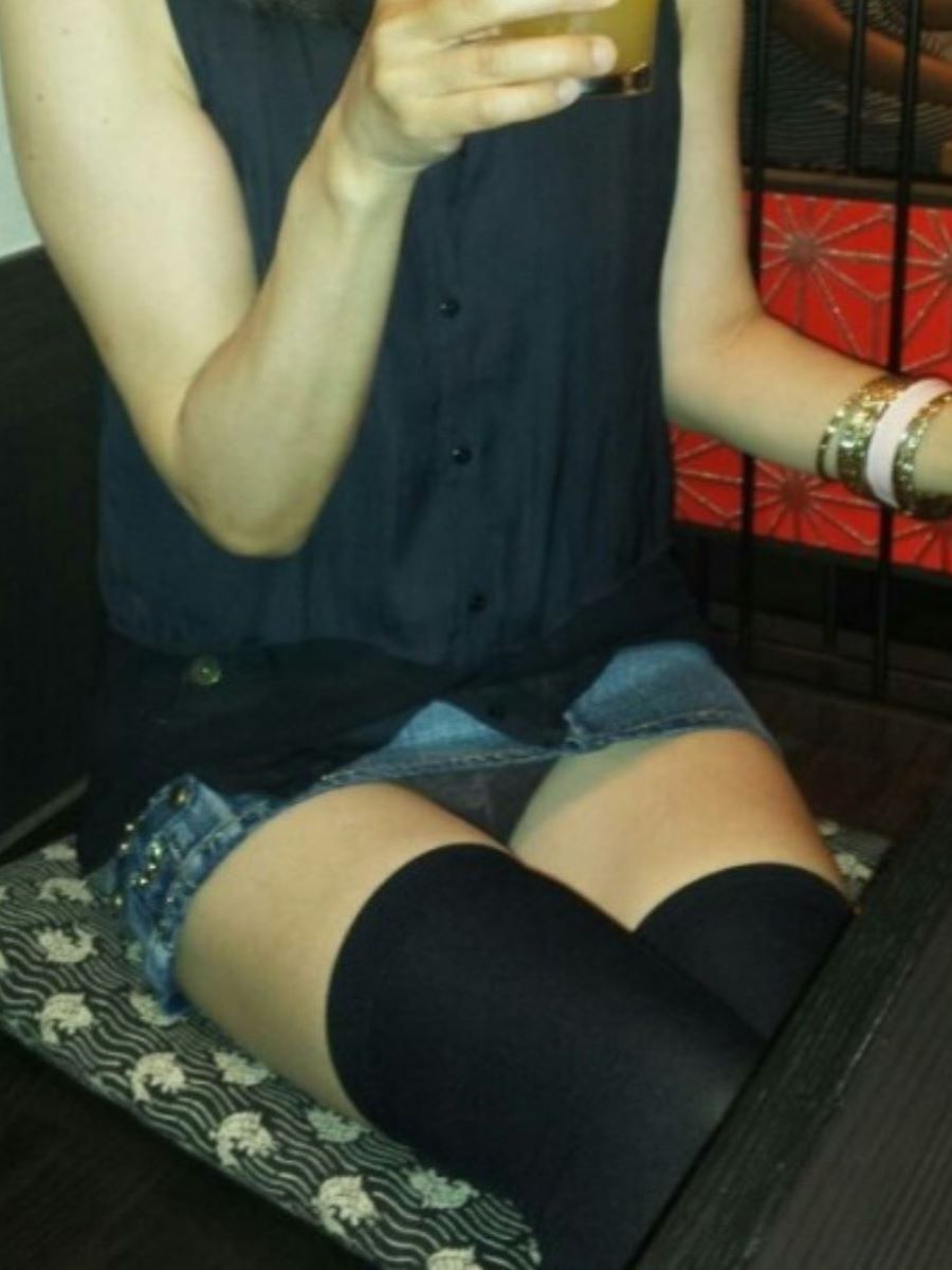 飲み会 パンチラエロ画像だぜ!居酒屋・カラオケなどなど泥酔女子の股間がダダ開き状態です♡068