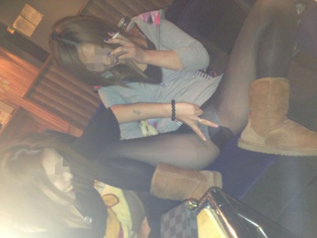 飲み会 パンチラエロ画像だぜ!居酒屋・カラオケなどなど泥酔女子の股間がダダ開き状態です♡070