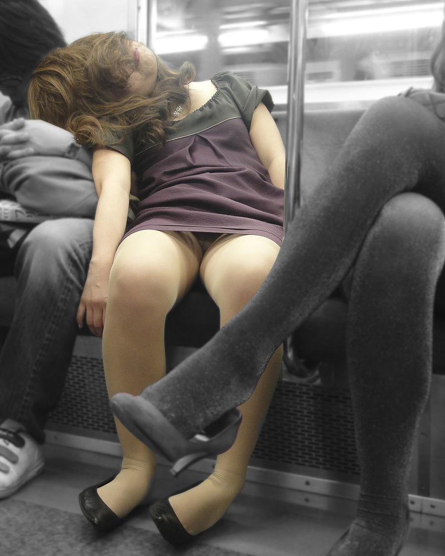 電車で真向かいに座った女性がパンチラしていたらアナタはどうする…？017